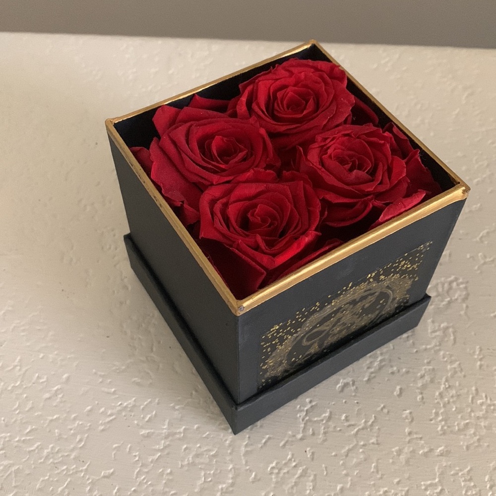Red Roses In Box - Picture 6 of 6
